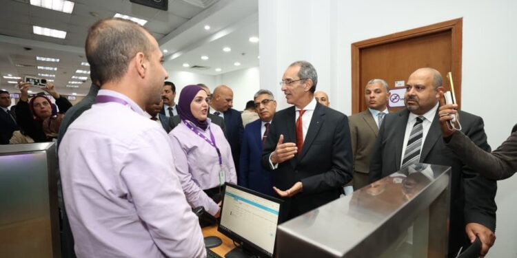 وزير الاتصالات يفتتح مكتب بريد المنصورة الرئيسي بعد تطويره وتزويده بأحدث الأنظمة