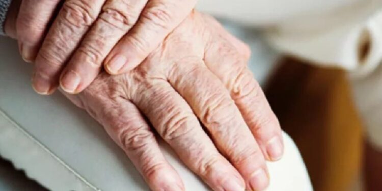 عادات يومية تسرّع من الشيخوخة