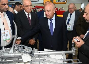 نائب رئيس مجلس الوزراء يتفقد جناح اتحاد الصناعات في ختام فعاليات معرض الصناعات الدفاعية إيديكس