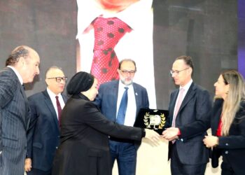 ادارة معرض فوود افريكا تقدم درع تكريم بإسم الوزير الراحل د. على المصيلحى وزير التموين والتجارة الداخلية السابق  