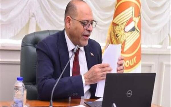 قرار وزاري جديد ينظم ساعات العمل اليومية.. الحد الأقصى 12 ساعة للأعمال المتقطعة