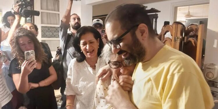 بعد العفو الرئاسي.. رفع اسم علاء عبد الفتاح من قوائم الممنوعين من السفر بقرار من النائب العام