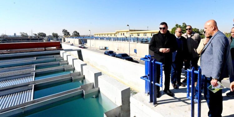 وزير الإسكان يتفقد المشروع السكني “جنة 4” ومحطة تنقية المياه بمدينة الشيخ زايد