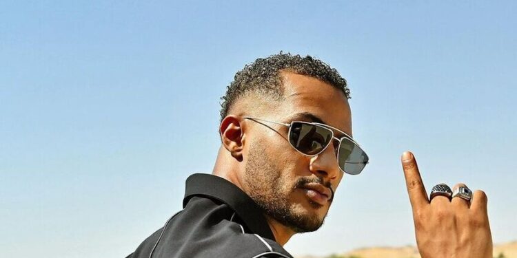 محمد رمضان يقدم العزاء لعادل إمام في وفاة شقيقته