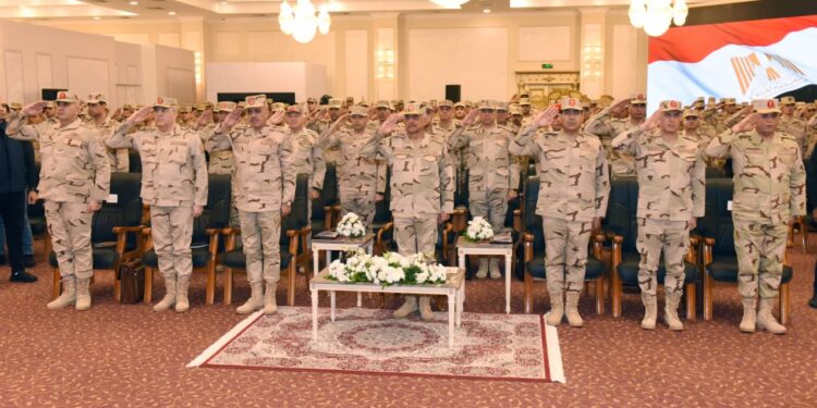 وزير الدفاع والإنتاج الحربى يلتقى بمقاتلى قوات حرس الحدود ويكرم عدداً من المتميزين   