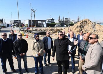 وزير الإسكان يتفقد تطوير الطرق والمحاور بالشيخ زايد