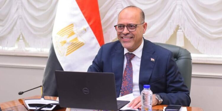 وزير العمل يصدر قرارًا وزاريًا بضوابط الوفاء بحقوق العمال عند حل أو تصفية أو إغلاق المنشآت