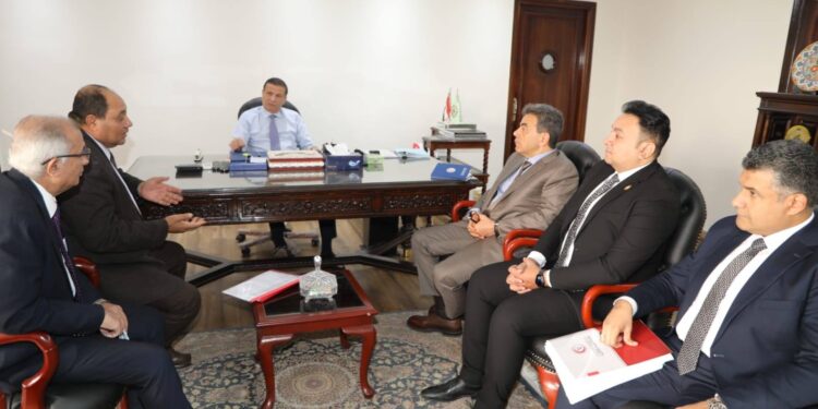 وزير الزراعة يستقبل نقيب البيطريين لبحث تنمية موارد النقابة وملف “كلاب الشوارع