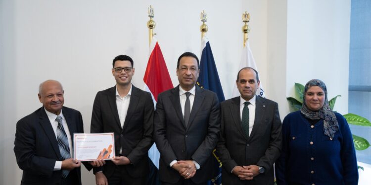 تخريج أول دفعة من البرنامج التدريبى المتخصص لبناء قدرات طلاب وخريجى الجامعة فى مجالات تحليل البيانات الضخمة والذكاء الاصطناعى