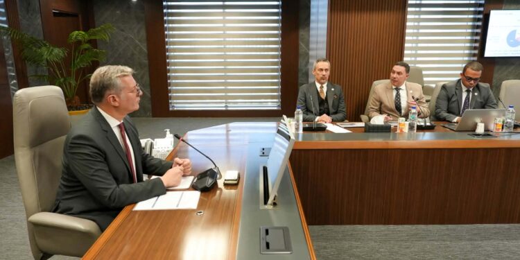 وزير البترول والثروة المعدنية يبحث تطوير آلية تدريب جميع سائقي نقل المنتجات البترولية