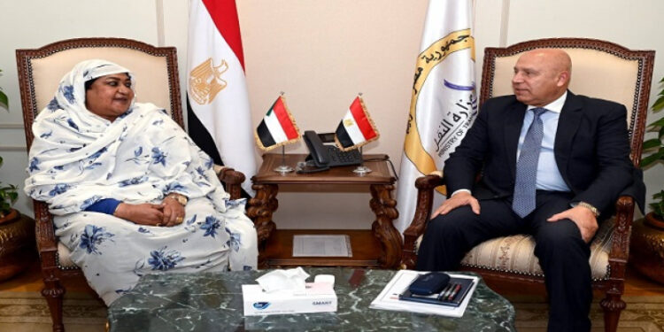 وزير الصناعة والنقل يبحث مع وزيرة الصناعة والتجارة السودانية سبل تعزيز التعاون بين البلدين