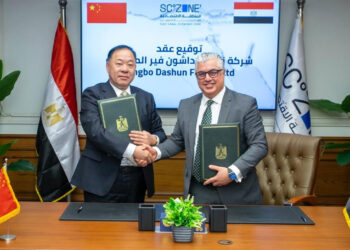 رئيس اقتصادية قناة السويس يوقع عقد مشروع شركة “Ningbo Dashun Fur” الصينية لمنسوجات المايكروفايبر