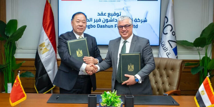 رئيس اقتصادية قناة السويس يوقع عقد مشروع شركة “Ningbo Dashun Fur” الصينية لمنسوجات المايكروفايبر