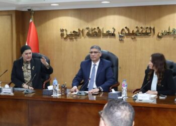 رئيسة المجلس القومي للطفولة والأمومة ومحافظ الجيزة يترأسان اجتماع اللجنة العامة لحماية الطفل