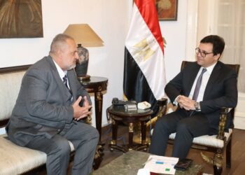 وزير الثقافة يلتقي الفنان القدير خالد الصاوي لبحث إنشاء المركز الدولي للتدريب على فنون المسرح