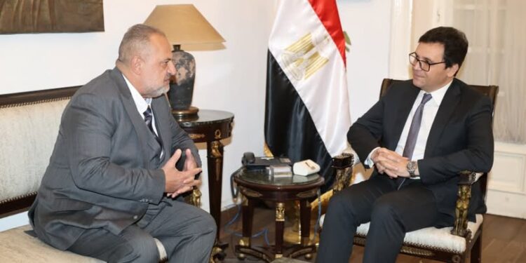 وزير الثقافة يلتقي الفنان القدير خالد الصاوي لبحث إنشاء المركز الدولي للتدريب على فنون المسرح