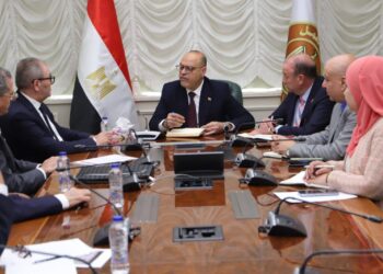 وزير العمل يلتقي وفدًا من مجلس إدارة غرفة صناعة الملابس والمفروشات المنزلية باتحاد الصناعات