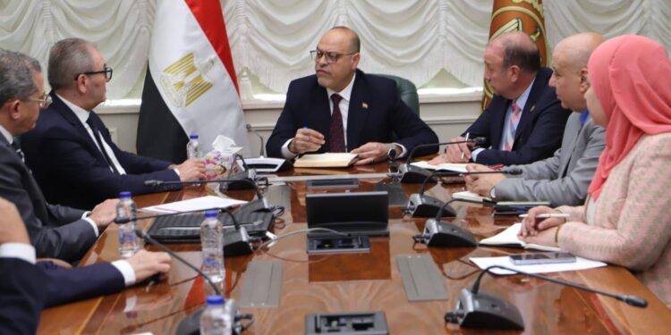 وزير العمل يلتقي وفدًا من مجلس إدارة غرفة صناعة الملابس والمفروشات المنزلية باتحاد الصناعات