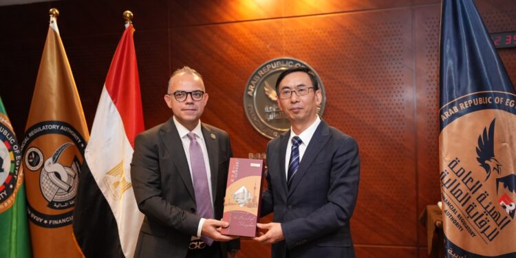 رئيس هيئة الرقابة المالية يستقبل كبير قضاة المحكمة العليا بشنغهاي لبحث فرص التعاون وتبادل الخبرات