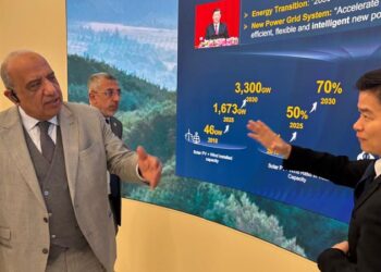 وزير الكهرباء والطاقة المتجددة يزور معامل اختبارات أنظمة بطاريات تخزين الطاقة التابعة لشركة هواوي