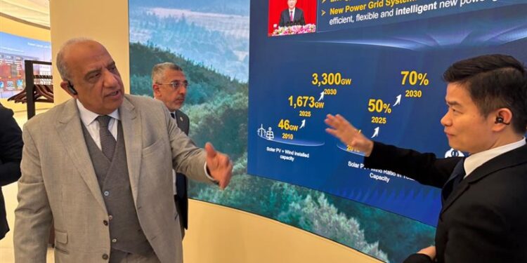 وزير الكهرباء والطاقة المتجددة يزور معامل اختبارات أنظمة بطاريات تخزين الطاقة التابعة لشركة هواوي