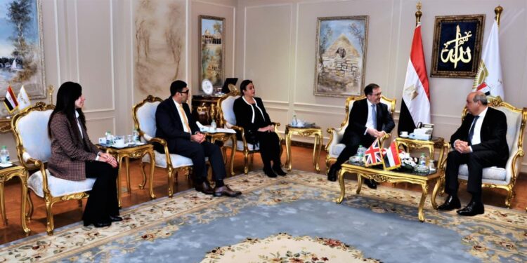 وزير الطيران المدني يبحث مع السفير البريطاني تعزيز الشراكة وتطوير التعاون في مجال الطيران