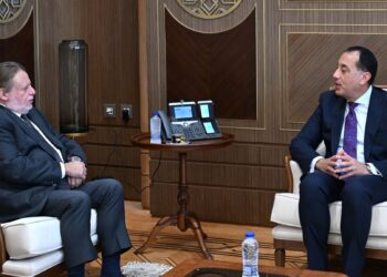 رئيس الوزراء يلتقي محافظ البنك المركزي لمتابعة جهود التنسيق المشترك في عدد من الملفات الاقتصادية