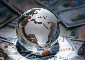 الدولار سيطرة الدولار على الاقتصاد العالمي: الجذور التاريخية وآليات النفوذ