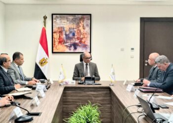 نائب وزير الإسكان يتابع سير العمل  بعدد من الملفات الاستراتيجية لقطاع المرافق