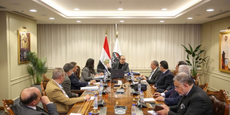 قطاع الأعمال يتعاون مع الصناعة الخاصة لتطوير الغزل والنسيج وتعميق التصنيع المحلي