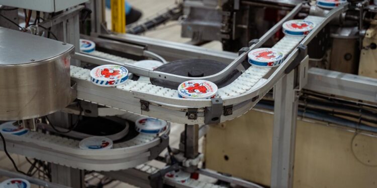 بل مصر تستعرض ريادتها الصناعية والتزامها بالاستدامة على مدار 28 عاماً خلال جولة تعريفية