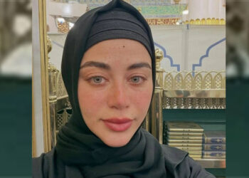 بالحجاب والدموع.. يارا السكري توثق زيارة الروضة الشريفة