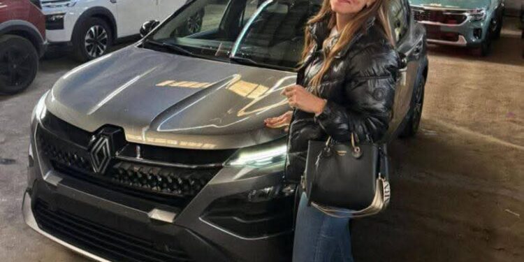 أزمة سيارة “رينو كارديان”: عميلة تتهم الوكيل ببيع سيارة معيبة ونفي رسمي من الشركة