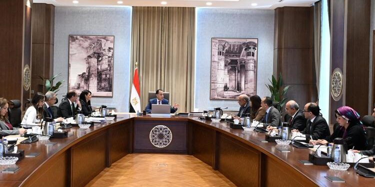 رئيس الوزراء يتابع موقف توافر التمويل المطلوب لمشروعات الكهرباء ودعم الشبكة القومية
