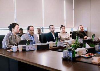 الأمير سلطان بن منصور آل سعود يترأس زيارة رسمية إلى المقر الرئيسي لشركة إنفينيكس لبحث آفاق التعاون في الأسواق الناشئة