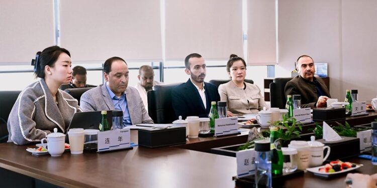 الأمير سلطان بن منصور آل سعود يترأس زيارة رسمية إلى المقر الرئيسي لشركة إنفينيكس لبحث آفاق التعاون في الأسواق الناشئة