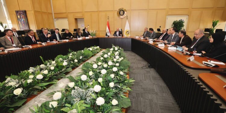 وزير الصناعة والنقل يلتقي سفير النمسا ووفود كبرى الشركات النمساوية العاملة في صناعات السكك الحديدية