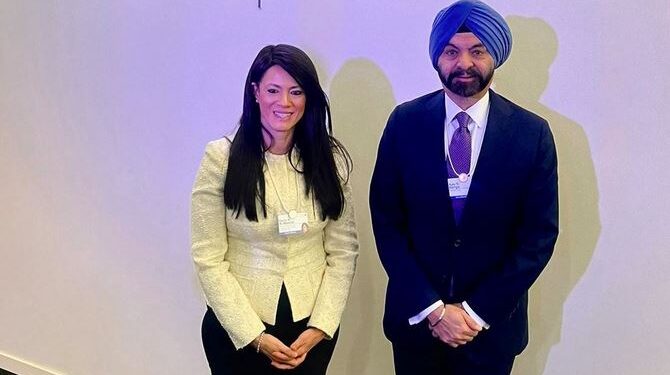 وزيرة التعاون الدولي تلتقي رئيس مجموعة البنك الدولي خلال فعاليات منتدى “دافوس” 2026