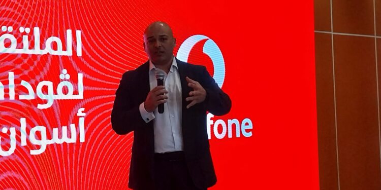 السعدني: شركات المحمول ناقشت مع تنظيم الاتصالات آليات طرح هواتف بأسعار ميسرة بعد إلغاء الإعفاء الشخصي من الجمارك