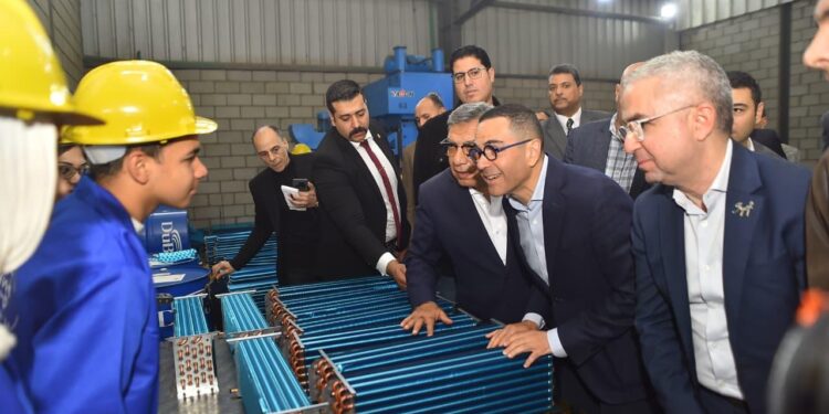 وزير الاستثمار يتفقد عدد من المصانع العاملة بالمنطقة الاستثمارية بميت غمر