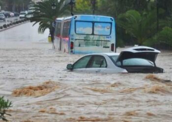 إيقاف الدراسة في 15 ولاية تونسية بعد غرق الطرق بسبب الفيضانات