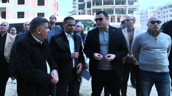 وزير الإسكان يتفقد المشروعات السكنية ومستشفى مدينة حدائق أكتوبر