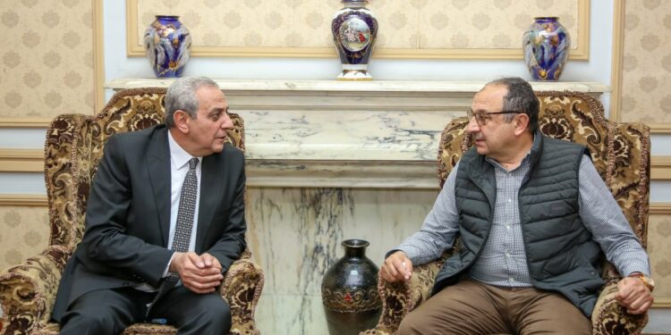 وزير قطاع الأعمال العام يلتقي محافظ الغربية في مستهل زيارته لشركة مصر للغزل والنسيج بالمحلة الكبرى