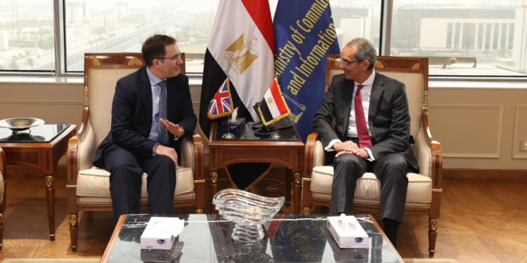 وزير الاتصالات : يبحث مع سفير المملكة المتحدة سبل تعزيز الاستثمارات البريطانية فى مجالات التعهيد وتكنولوجيا المعلومات فى مصر