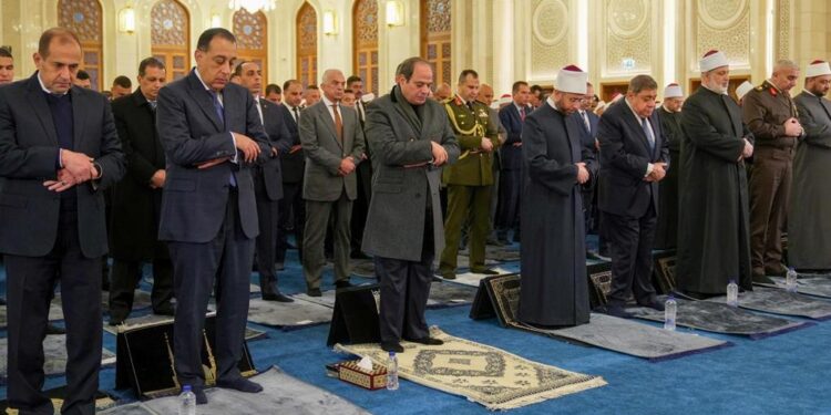 الرئيس السيسى يؤدى صلاة الفجر بمسجد العزيز الحكيم بالمقطم