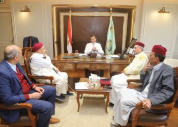 وزير الزراعة يلتقي وفد من عمد ومشايخ مطروح ويوجه بدعم المزارعين بشتلات الزيتون وسلالات الأغنام