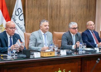 رئيس اقتصادية قناة السويس يستقبل وفدًا رفيع المستوى من مجلس تنمية التجارة