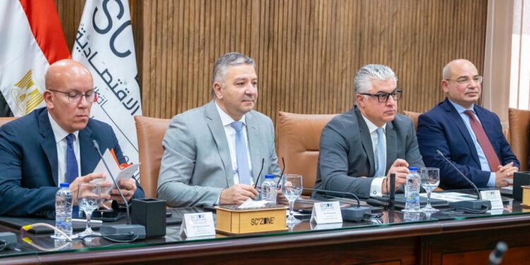 رئيس اقتصادية قناة السويس يستقبل وفدًا رفيع المستوى من مجلس تنمية التجارة