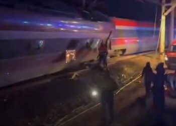 ارتفاع حصيلة ضحايا تصادم قطارين فائقي السرعة في إسبانيا إلى 21 قتيلا