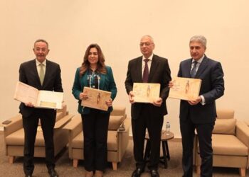 وزير السياحة ووزيرة التنمية المحلية يتسلمان تقرير البصمة الكربونية لحفل الافتتاح الرسمي للمتحف المصري الكبير